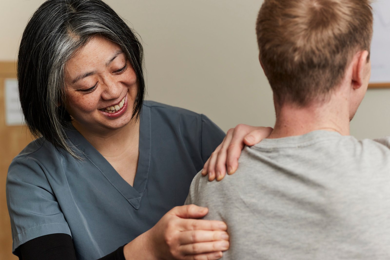 Acupuncturist Sing Sing Yu treating a patient at Oak Park Clinic in Crondall